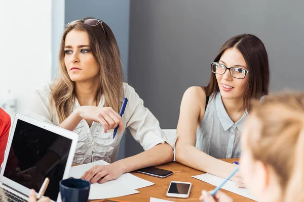 Gruppe unterschiedlicher geschäftiger Geschäftsleute — Stockfoto