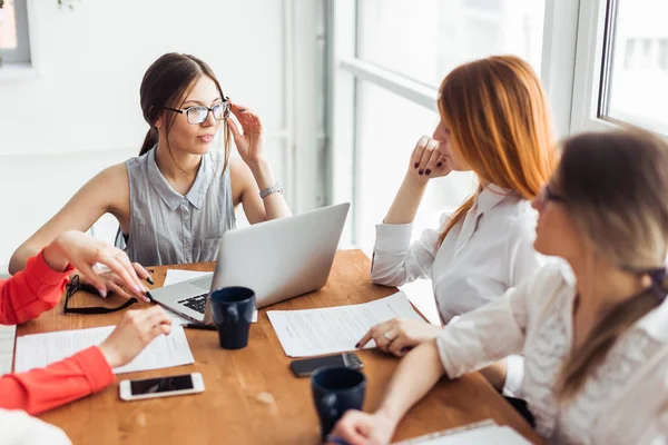 Reunión de empresarios Comunicación Discusión Oficina de trabajo Concepto — Foto de Stock