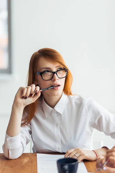 Hermosa mujer de negocios pensando mientras trabaja en la computadora en la oficina — Foto de Stock