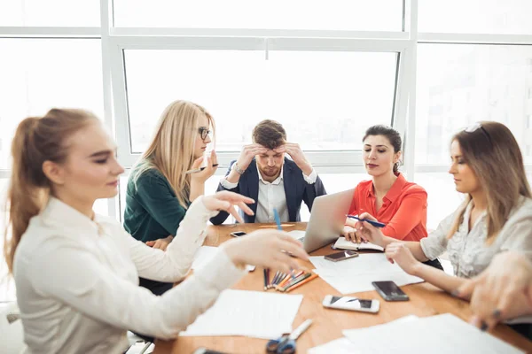 Affärsman tänkande idéer strategi arbetar koncept — Stockfoto