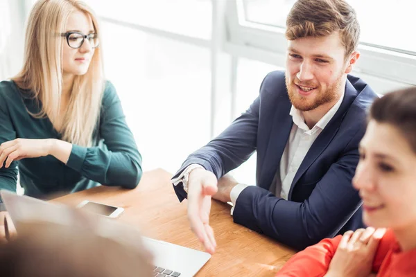 Negocio y concepto de oficina - hombre de negocios estrechando las manos cada oth — Foto de Stock