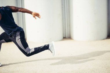 Yolu çevresindeki mavi gökyüzü arka plan ve kopya alanı ile çalışan adam Başlat