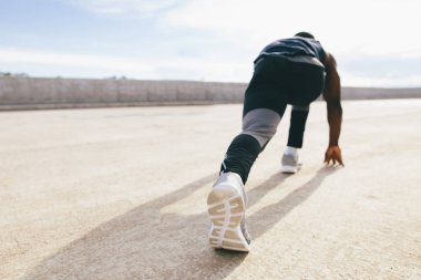 poz başlayan bir genç Afrika kas kurmak adam