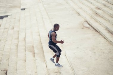 Tribünde enerji ile Afrika genç adam atlet adımları