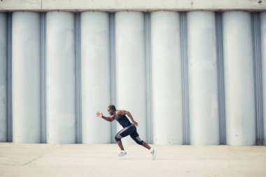 Adam başlatmak yolu ile mavi gökyüzü arka plan üzerinde çalışan