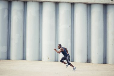 sokakta Sprint kesilmiş siyah atlet yan görünüm.