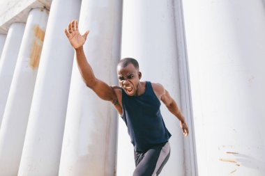 arka planda mavi gökyüzü ile çalışan Önden Görünüm adam Başlat