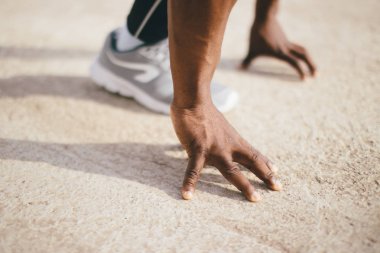 Sporcu adam yayınlanmaya başlar sokak şehir poz. Spor sıkı giysi.