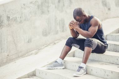 Egzersiz egzersiz sonrası istirahat genç spor adamı.