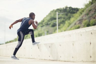 Sportif adam eğitim açık havada - jogging, yaşam tarzı ve spor kavram Runner