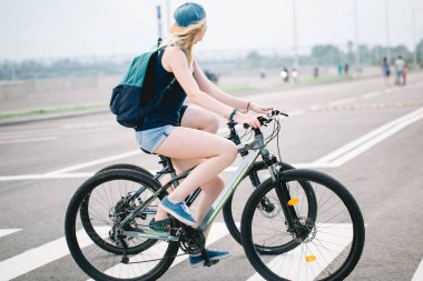 Kırsal kesimde döngüsü binen genç bir çift yan görünüm