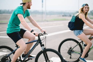 Kırsal kesimde döngüsü binen genç bir çift yan görünüm