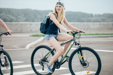 Kız yolda Bisiklet bahar sabahı