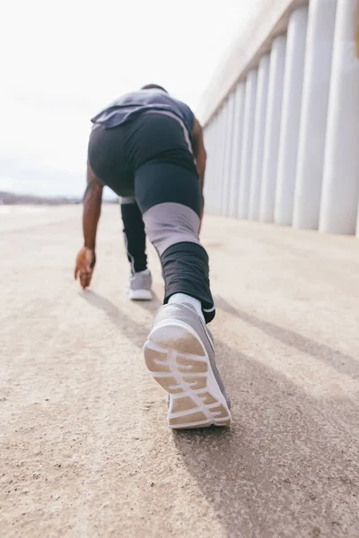 Sporcu adam yayınlanmaya başlar sokak şehir poz. Spor sıkı giysi — Stok fotoğraf