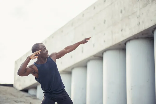 Young black runner makes gesture of a winner — Stock Photo, Image