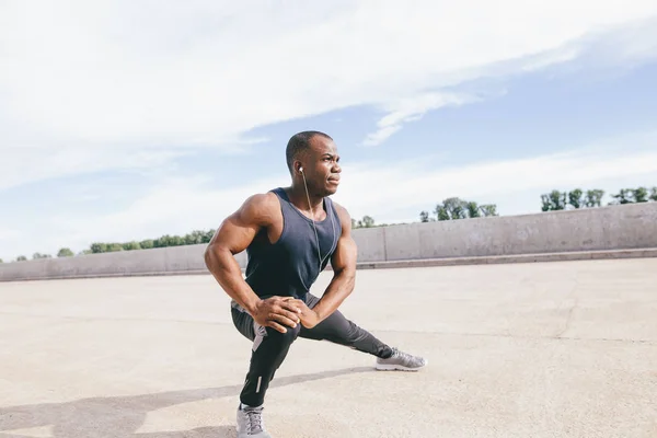 Jogger gör stretching motion framben muskulös löpare förbereder sig för träning — Stockfoto