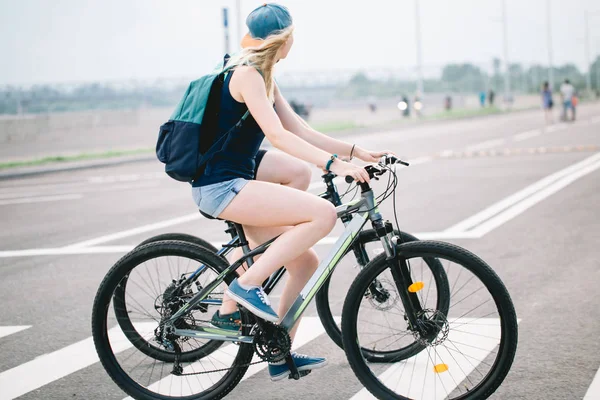 Kırsal kesimde döngüsü binen genç bir çift yan görünüm