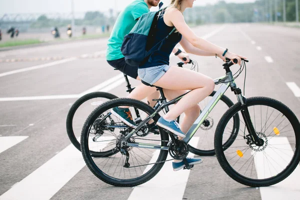 Vue latérale d'un couple avec vélos près de la route — Photo