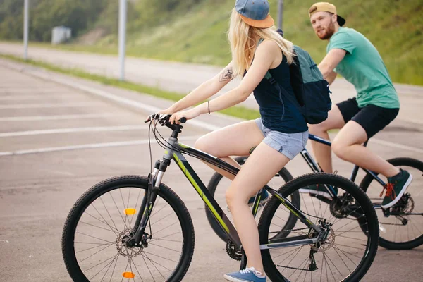 Vista lateral de una carretera ciclista de mediana edad para hombres y mujeres — Foto de Stock