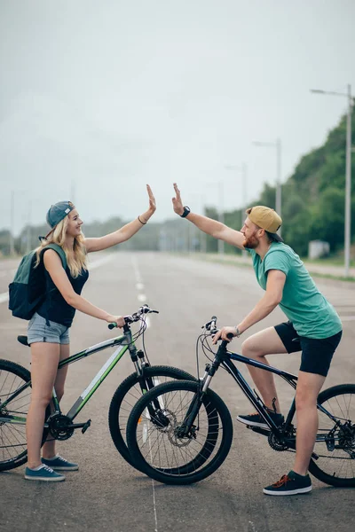 bisikletçi çift ayakta zirve yüksek çakmak güneşli bir günde uygun.