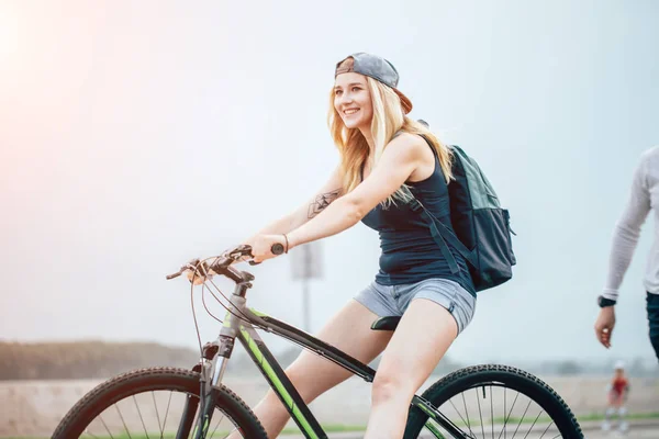 Hermosa joven está sentado en una bicicleta - Al aire libre — Foto de Stock