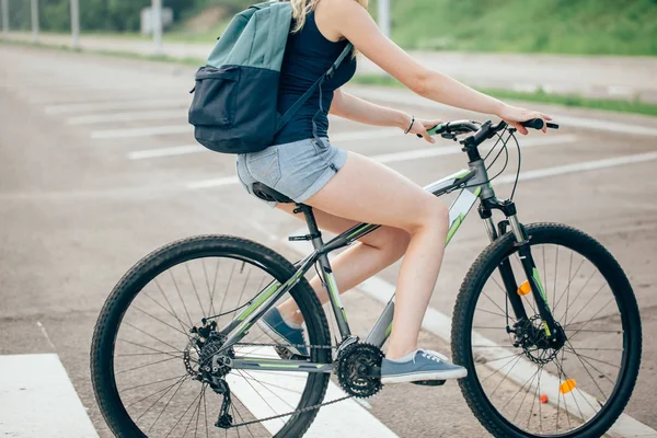 Сексуальная женщина с велосипедом на проселочной дороге . — стоковое фото
