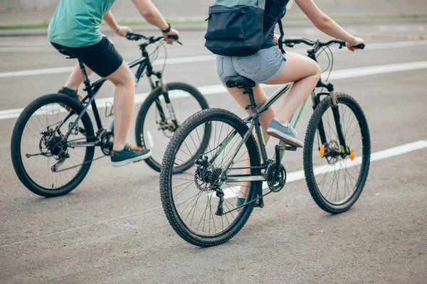 Couple heureux à vélo en plein air à l'été à partir de dos — Photo