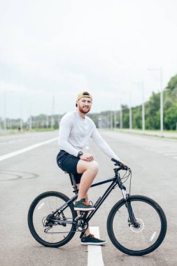 Bir yolda binmek adam