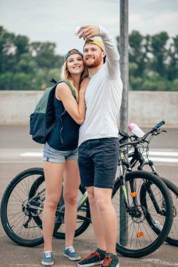 Çift Bisiklet selfies mercek parlaması ve sıcak sesi ile atış almak bir mola