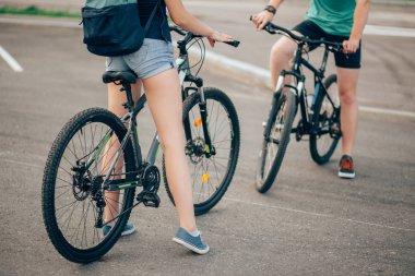 Yolda duran el ele tutuşarak genç hippi çift