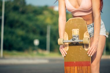 acticity ve yaz tatil kavramı - kaykay tutan el ile yakın