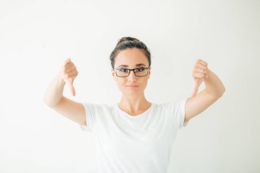 Başparmak aşağı seyir negatif ifade ve ret ile jest kadın