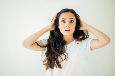 Beyaz arka planda bağıran genç bir kadın. Kameraya bakıyorum.