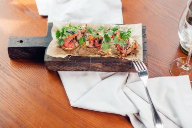 Tahıl ekmek ve karanlık mermer zemin üzerine somon sandviç