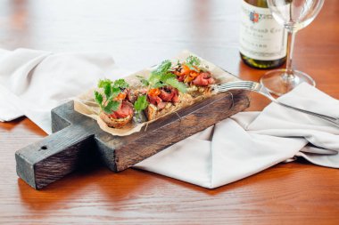 bir gemide, seçici odak kırmızı balık ve roka sandviç