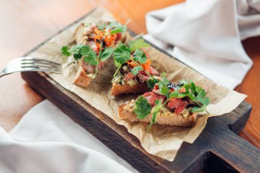 Tahıl ekmek ve karanlık mermer zemin üzerine somon sandviç