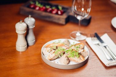 Crostini ile kaz ciğeri kanepe sandviç ve çim