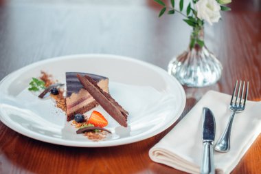 Karamel pasta, mus tatlı bir plaka üzerinde. Gri taş arka plan.