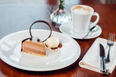 Karamel pasta, mus tatlı bir plaka üzerinde. Gri taş arka plan.