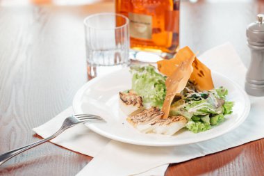 Yengeç eti tost, sos ve taze otlar, yakın çekim