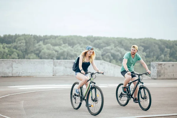 Joyeux couple de motards avec VTT à la campagne — Photo