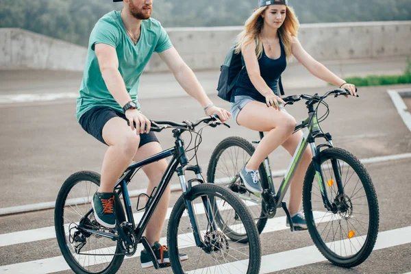 Couple attrayant lors d'une balade à vélo par une journée ensoleillée en ville — Photo