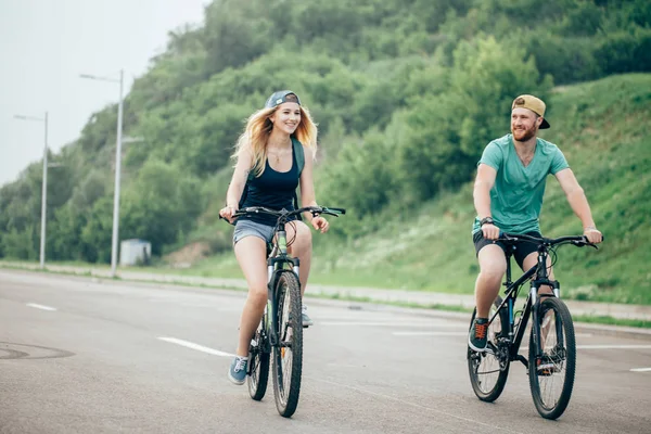 Biker szczęśliwy para z rowerów górskich wsi — Zdjęcie stockowe