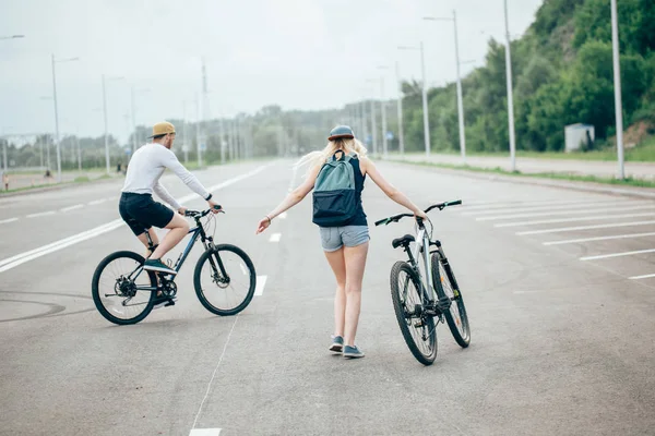 Joyeux couple à vélo dans le parc — Photo