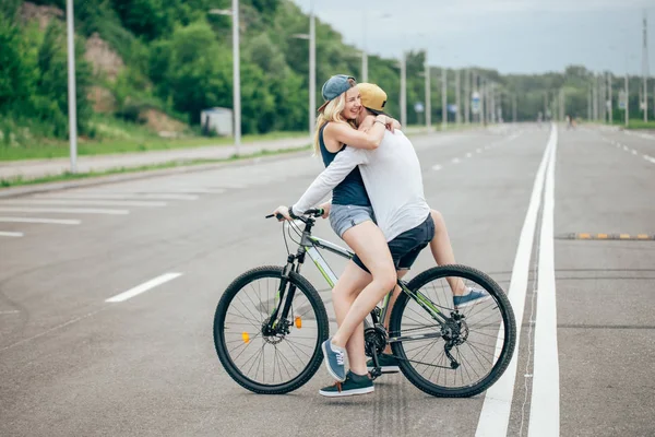 Glücklicher Mann gibt Freundin einen Aufzug auf seinem Querbalken des Fahrrads am Strand — Stockfoto