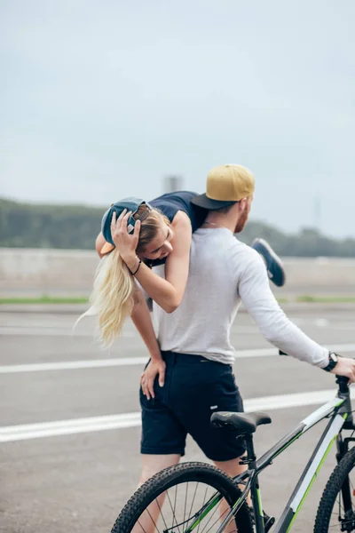 Uśmiechający się para w letni dzień, facet, zachowując jego dziewczyna na ramię — Zdjęcie stockowe