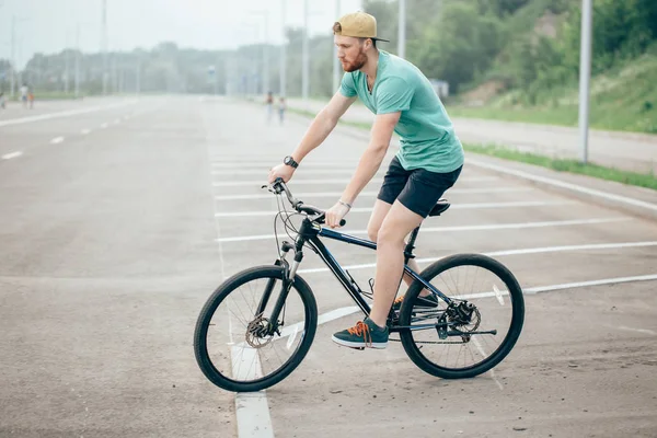 Бизнесмен ездит на велосипеде на работу на городской улице утром — стоковое фото