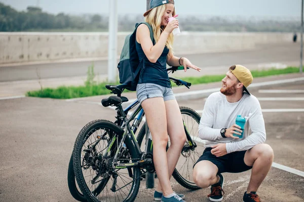 Bisikletçi içme suyu yolu üzerinde mavi gökyüzü üzerinde