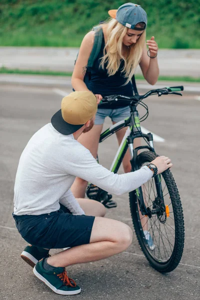 L'homme avec ses mains saleté de graisse est la fixation d'un vélo — Photo