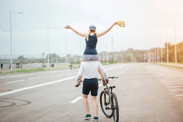 Casal de bicicleta no parque, sorrindo e namorada no ombro — Fotografia de Stock
